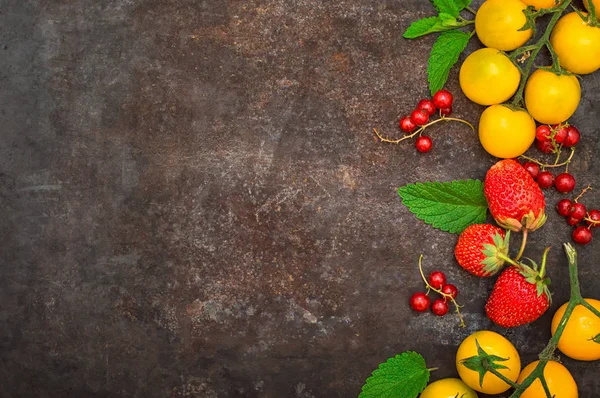 Conjunto de alimentos orgánicos. Verduras frescas crudas para ensalada. Sobre un viejo fondo negro. Vista superior. Primer plano — Foto de Stock