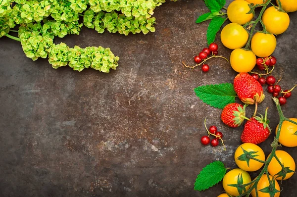 Impostare il cibo biologico. Verdure fresche crude per insalata. Su un vecchio sfondo nero. Vista dall'alto. Primo piano — Foto Stock
