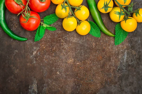 Biolebensmittel. frisches rohes Gemüse für den Salat. auf altem schwarzem Hintergrund. Ansicht von oben. Nahaufnahme — Stockfoto