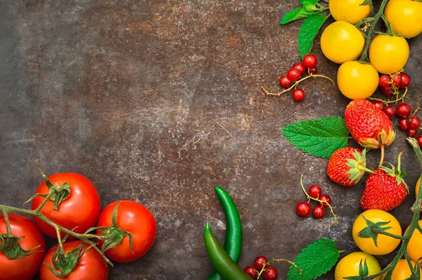 Impostare il cibo biologico. Verdure fresche crude per insalata. Su un vecchio sfondo nero. Vista dall'alto. Primo piano — Foto Stock