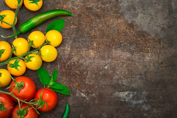 Impostare il cibo biologico. Verdure fresche crude per insalata. Su un vecchio sfondo nero. Vista dall'alto. Primo piano — Foto Stock