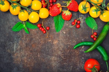 Organik gıda ayarlayın. Taze çiğ sebze salatası için. Eski mavi bir arka plan üzerinde. Üstten Görünüm. Yakın çekim