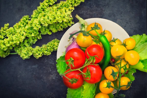 Definir comida orgânica. Legumes crus frescos para salada. Num velho fundo azul. Vista superior. Close-up — Fotografia de Stock