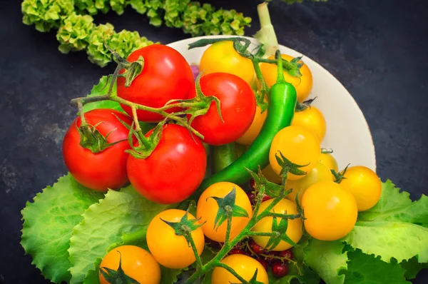 Impostare il cibo biologico. Verdure fresche crude per insalata. Su un vecchio sfondo blu. Vista dall'alto. Primo piano — Foto Stock