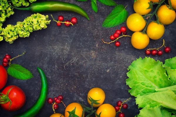 Impostare il cibo biologico. Verdure fresche crude per insalata. Su un vecchio sfondo blu. Vista dall'alto. Primo piano — Foto Stock