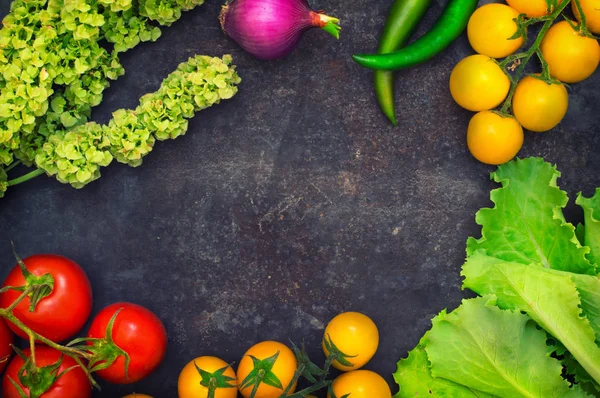 Biolebensmittel. frisches rohes Gemüse für den Salat. auf altem blauem Hintergrund. Ansicht von oben. Nahaufnahme — Stockfoto