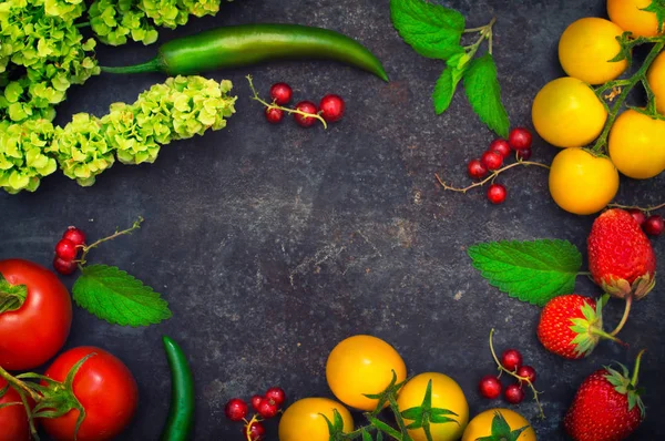 Impostare il cibo biologico. Verdure fresche crude per insalata. Su un vecchio sfondo blu. Vista dall'alto. Primo piano — Foto Stock