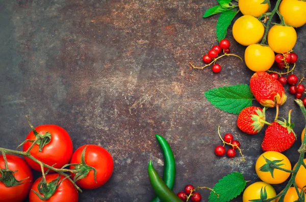 Impostare il cibo biologico. Verdure fresche crude per insalata. Su un vecchio sfondo blu. Vista dall'alto. Primo piano — Foto Stock