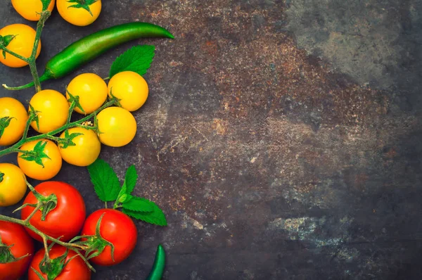 Biolebensmittel. frisches rohes Gemüse für den Salat. auf altem blauem Hintergrund. Ansicht von oben. Nahaufnahme — Stockfoto