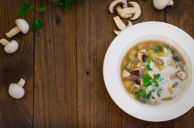 Yabani mantar, patates, yeşillik ve krema ile lezzetli çorba. Ahşap arka plan. Üstten Görünüm. Yakın çekim