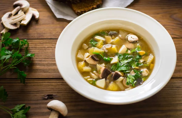 Köstliche Suppe mit Waldpilzen, Kartoffeln, Gemüse und Sahne. Holzuntergrund. Ansicht von oben. Nahaufnahme — Stockfoto