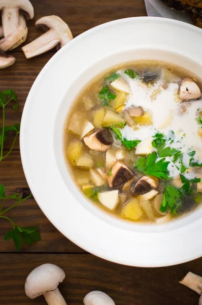 Deliciosa sopa con setas silvestres, patatas, verduras y crema. Fondo de madera. Vista superior. Primer plano —  Fotos de Stock