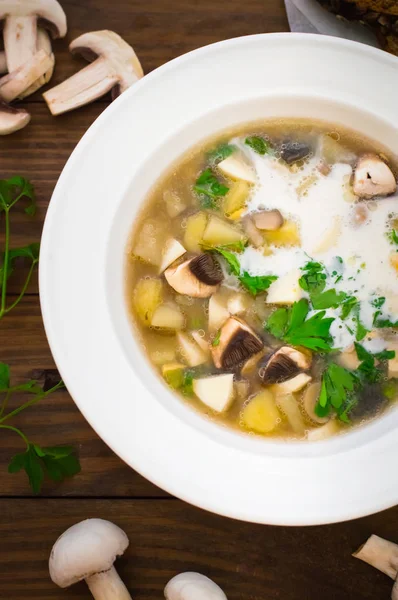 Deliziosa zuppa con funghi selvatici, patate, verdure e panna. Sfondo in legno. Vista dall'alto. Primo piano — Foto Stock