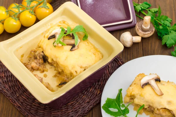 Scharfe Julienne mit saftigen Hühnchen, Champignons, Sahnesauce und Käse. Fleischvorspeise. Holzuntergrund. Ansicht von oben. Nahaufnahme — Stockfoto