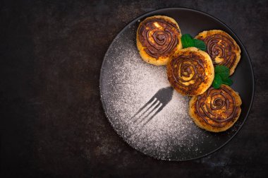 Peynirli krep çikolata ile. Eski siyah arka plan. Yakın çekim. Üstten Görünüm