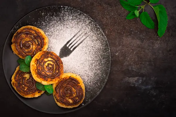 Pancake al formaggio con cioccolato. Vecchio sfondo nero. Primo piano. Vista dall'alto — Foto Stock