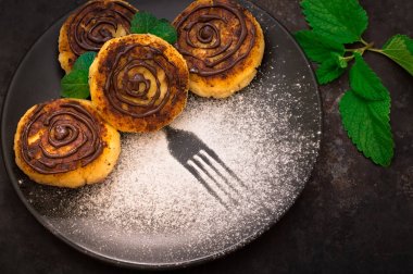 Peynirli krep çikolata ile. Eski siyah arka plan. Yakın çekim. Üstten Görünüm