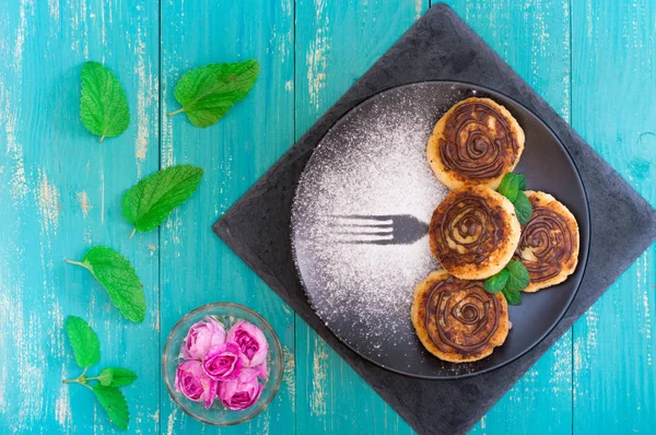 Pancake al formaggio con cioccolato. Fondo in legno turchese. Primo piano. Vista dall'alto — Foto Stock