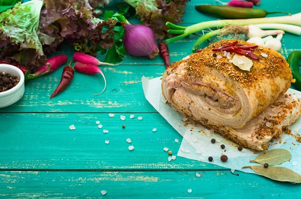 Bacon v koření s zelený salát na dřevo tyrkysové pozadí. Pohled shora. Detail — Stock fotografie