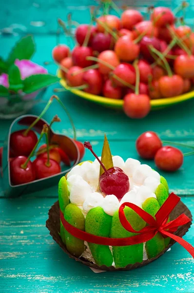 Creamy cake with cherries. Wooden turquoise background. Top view. Close-up — Stock Photo, Image