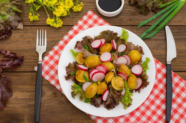 Verdure e gnocchi di carne pelmeni arrosto. Moderna cucina russa quotidiana. Sfondo in legno. Primo piano. Vista dall'alto — Foto Stock