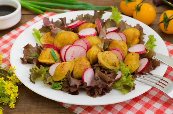 Verdure e gnocchi di carne pelmeni arrosto. Moderna cucina russa quotidiana. Sfondo in legno. Primo piano. Vista dall'alto — Foto Stock