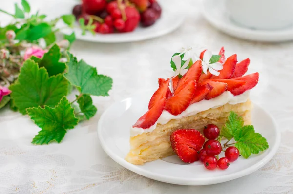 Torta napoleonica con fragole. Sfondo in legno. Primo piano. Vista dall'alto — Foto Stock