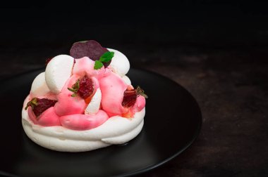 Çilekli kek. Eski siyah arka plan. Yakın çekim. Üstten Görünüm