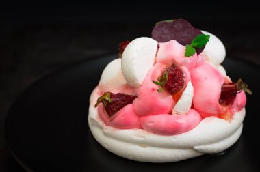 Çilekli kek. Eski siyah arka plan. Yakın çekim. Üstten Görünüm