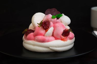 Çilekli kek. Eski siyah arka plan. Yakın çekim. Üstten Görünüm