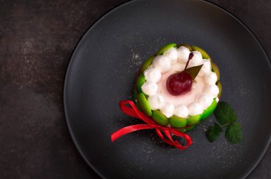 Meyve tatlı tart şanti tatlı lor kremalı ve üstte tatlı kiraz ile. Eski siyah arka plan. Yakın çekim. Üstten Görünüm