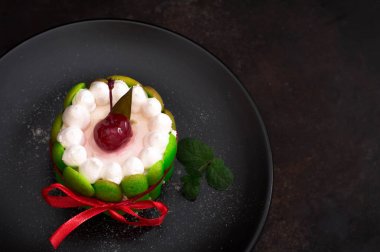 Meyve tatlı tart şanti tatlı lor kremalı ve üstte tatlı kiraz ile. Eski siyah arka plan. Yakın çekim. Üstten Görünüm