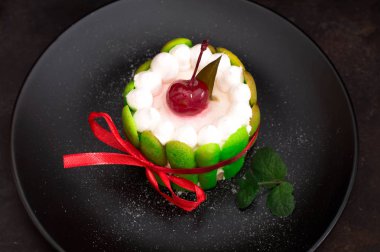 Meyve tatlı tart şanti tatlı lor kremalı ve üstte tatlı kiraz ile. Eski siyah arka plan. Yakın çekim. Üstten Görünüm