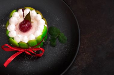 Meyve tatlı tart şanti tatlı lor kremalı ve üstte tatlı kiraz ile. Eski siyah arka plan. Yakın çekim. Üstten Görünüm