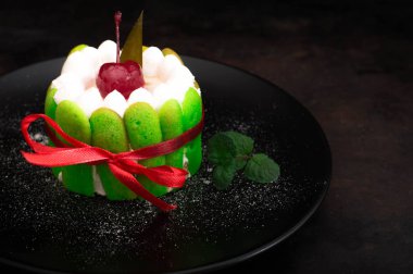 Meyve tatlı tart şanti tatlı lor kremalı ve üstte tatlı kiraz ile. Eski siyah arka plan. Yakın çekim. Üstten Görünüm