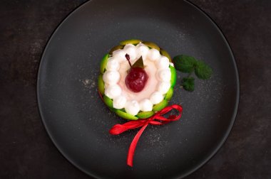 Meyve tatlı tart şanti tatlı lor kremalı ve üstte tatlı kiraz ile. Eski siyah arka plan. Yakın çekim. Üstten Görünüm