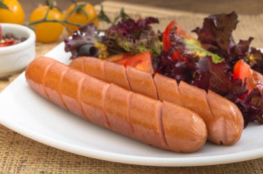 Izgara sosis ve sebze.