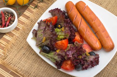 Izgara sosis ve sebze.