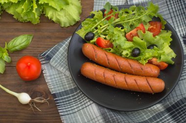 Izgara sosis ve sebze.