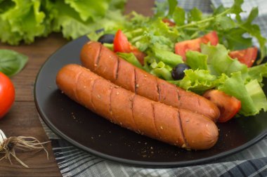 Izgara sosis ve sebze.