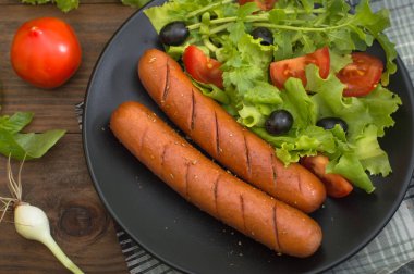 Izgara sosis ve sebze.