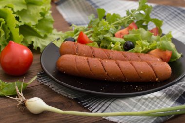 Izgara sosis ve sebze.