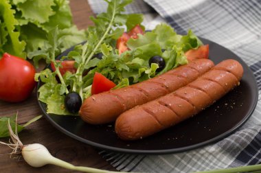 Izgara sosis ve sebze.