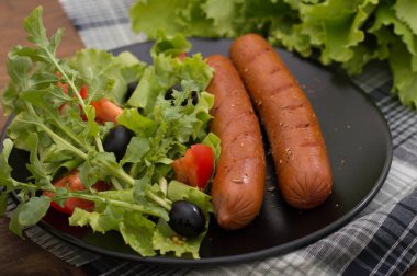 Izgara sosis ve sebze.