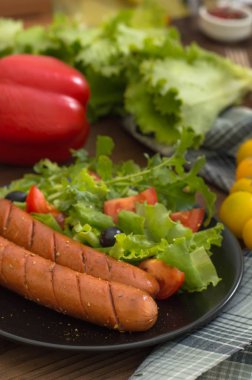 Izgara sosis ve sebze.