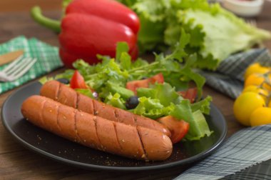 Izgara sosis ve sebze.