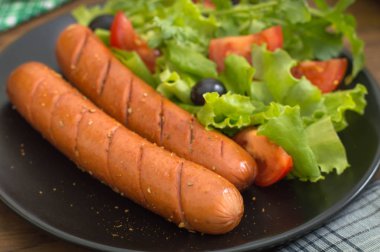 Izgara sosis ve sebze.