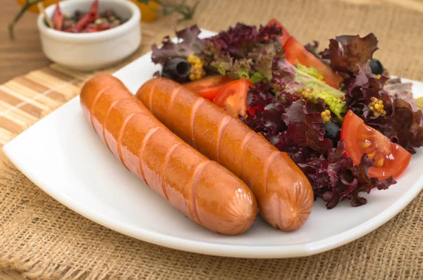 Izgara sosis ve sebze.