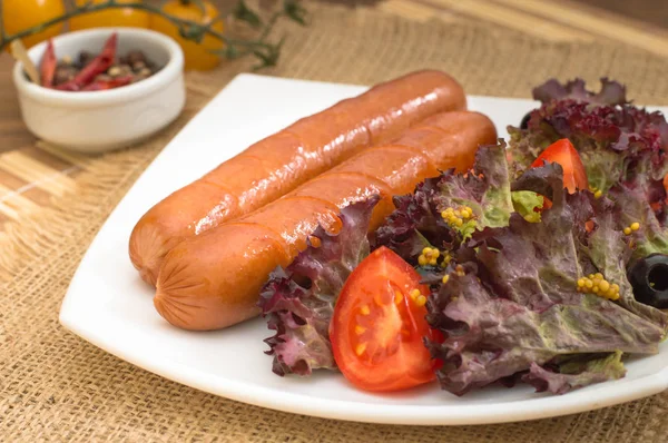 Saucisses et légumes grillés — Photo