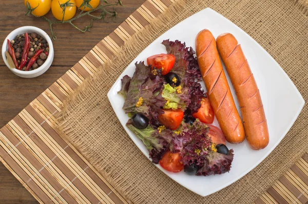 Izgara sosis ve sebze.